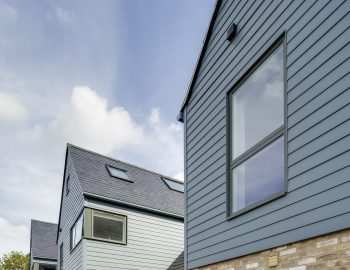 Haus, Häuser, Referenz, JamesHardie, Hardie, HardiePlank, Testimonial, Hausreferenz, Einfamilienhaus, Stülpschalung, horizontal, Haustyp, Zuhause, Fassade, Fassaden, Fassadenbekleidung, Faserzement, Bekleidung, Abendgrau, blau,